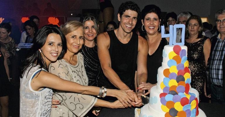 Giane corta o bolo entre a amiga Tatiane, a mãe, d. Heloisa Helena, e as irmãs, Roberta e Claudia - Studio equipe e Julio Vilela