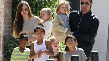 Angelina Jolie e Brad Pitt com os filhos - Grosby Group