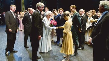 A monarca britânica faz questão de cumprimentar Roberta após gala no Royal Opera House, em Londres. - Divulgação/Bill Cooper, Canetty-Clarke e Steven Mcrae