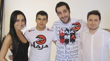 O atleta de MMA Felipe Sertanejo e seu empresário, Diego Lima, ambos ao centro, fecham contrato com marca voltada para lutadores, representada por Marcella Maldonado e Pascarelli, SP. - -