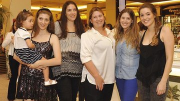 Suva Albuquerque, de branco, inaugura quiosque em shopping de SP com as filhas Marina, com a sobrinha Maria Antonia, Maria Cury, mãe da menina, Lucia e Luiza. - -