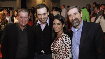 Os sócios Eduardo Jacsenis e Paulo Gabriel conferem a inauguração do Teatro MuBE Nova Cultural, com Renata Junqueira e Jorge Landmann, do MuBE. - -