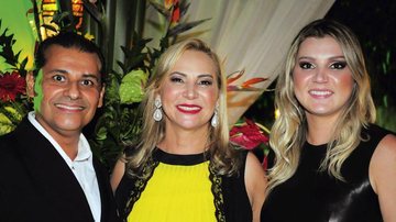 Roseli Barbosa, ao centro, primeira-dama do MT, celebra seus 46 anos e é felicitada por Gilberto Vitoriano e pela filha Carla Cristina, em Cuiabá. - -