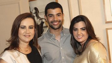 Em Salvador, o estilista Vitorino Campos é recebido por Cláudia Lopes e a cunhada Daniela Lopes em seu espaço na Casa Cor Bahia. - -