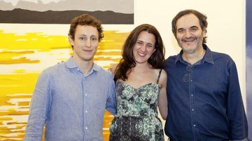 Em SP, Leila Tschopp assina exposição e é ladeada pelos amigos João Grinspun Ferraz e Jayme Vargas. - -