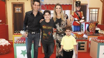 Com o primogênito,Patrick, Jaime e Karina festejam o aniversário de Gregory. - Catia Herrera e Marcelo Vita