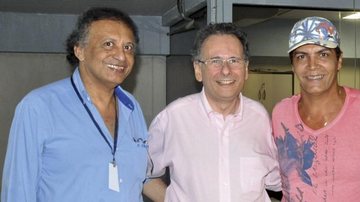 Em Rondonópolis, Almir Lopes e Emanuel Ormond ladeiam o embaixador Antônio José Ferreira Simões, em visita do diplomata à cidade. - -
