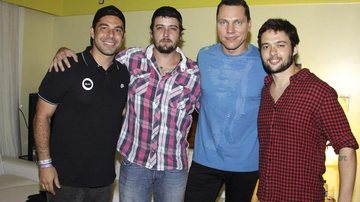 Na Costa do Sauípe, Marcus Buaiz e Mac Chriesler prestigiam o DJ holandês Tiësto, felicitado também pelo produtor Theo Van Der Loo. - -