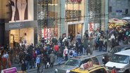 Em Nova York, as pessoas fazem filas nas calçadas da famosa Quinta Avenida para aproveitar as liquidações da Black Friday - Getty Images