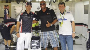 Bruno Senna recebe o lutador Anderson Silva e José Cirilo, diretor de marketing da Gillette, no box da Williams, em Abu Dhabi, Emirados Árabes. - -