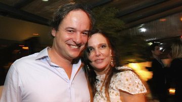 José Maria Ledesma e a amada, a elegante marchande Jackie Shor, organizam a animada festa em seu  apartamento para o amigo Amir. - -