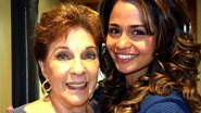 As atrizes Suzana Faini e Nanda Costa se abraçam nos bastidores de 'Salve Jorge' - TV Globo