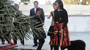 Michelle Obama com as filhas, Malia e Sasha, e o cachorro Bo - Reuters