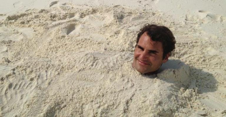 Roger Federer se cobre de areia - Reprodução/Facebook