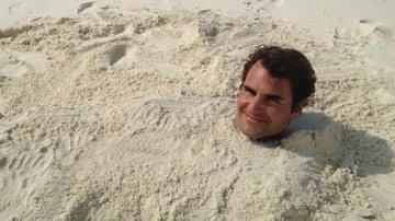 Roger Federer se cobre de areia - Reprodução/Facebook