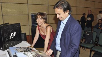 Viviane Senna aprecia livro - Fábio Miranda