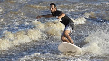 Rodrigo surfa no rio Araguari, no Amapá. - Tv Globo/ Marcelo Roichman