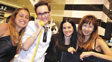 Em São Paulo, Fernanda Palmieri, Johnny Luxo, Andrea Bedricovetchi e Sue Oyafuso comemoram lançamento de perfume. - -