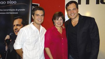 Leo Von e a mãe, Cristina Von, prestigiam lançamento do DVD do talentoso cantor e ator Daniel Boaventura, em SP. - -