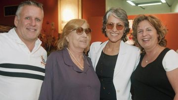 Ticiana Studart (à direita) recebe Cedric Gottesman e as atrizes Jacqueline Laurence e Cássia Kiss Magro na estreia do espetáculo que dirige, Rio. - -