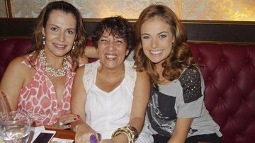 As atrizes Patrícia Naves e Thaís Pacholek ladeiam a cineasta Lúcia Abreu na festa de aniversário do amigo... - -