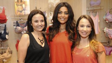 Linda, a atriz Juliana Paes é recebida por Geiza Lobo e sua filha Renata, franqueadas que inauguram a centésima loja de marca de lingerie, Rio. - -