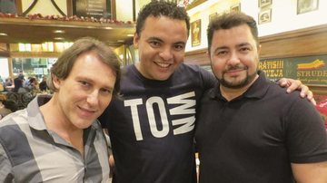 Paulo Goulart Filho confere o longa Luiz Gonzaga de Pai Para Filho, com Chambinho do Acordeon e Bruno Azevedo, em SP. - -
