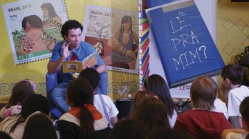 O comediante Marco Luque participa do projeto de incentivo à leitura e lê história para crianças de escola pública, em São Paulo. - -