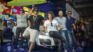 Os surfistas Guilherme Tripa e Marco Giorgi, o skatista Marcos Gabriel e os atletas Alessander Lenzi e Digiácomo Dias visitam feira de automóvel, em São Paulo. - -