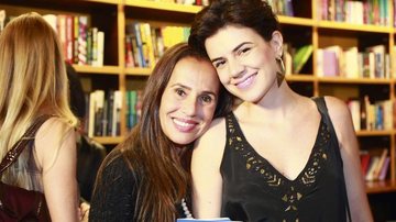A produtora musical Bia Aydar e a filha, a cantora Mariana Aydar, prestigiam lançamento do primeiro livro de Marina Lima, em SP. - -