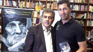 Em SP, o vereador Atílio Francisco autografa livro para Sérgio Luís de Araújo. - -