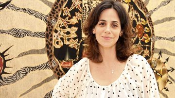 A atriz Mariana Lima confere lançamento do livro Artistas da Tapeçaria Moderna, com obras de diferentes profissionais, em galeria de SP. - -