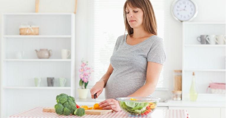 Durante a gravidez, a mulher precisa comer de forma saudável e balanceada - Shutterstock