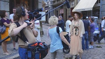 Daisy Donovan, do britânico Channel 4, grava reportagem nos cenários de 'Lado a Lado' - TV Globo