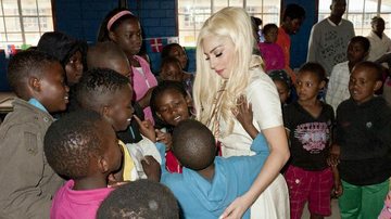 Lady Gaga é rodeada por crianças na África do Sul - Twitter/Reprodução