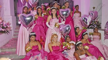 Com vestidos assinados pelo estilista Carlos Tufvesson, as 17 meninas registram momento em museu carioca. - Renato Velasco