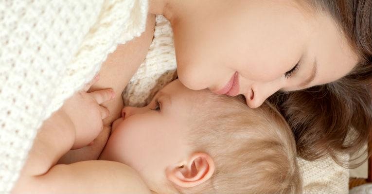 Manter uma dieta balanceada e saudável durante o período de amamentação traz benefícios ao bebê - Shutterstock