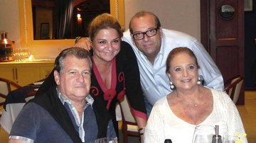 O comodoro Berardino Fanganiello e sua Manuela, de branco, recebem Rosana e Mário Sérgio Ferreira em jantar em clube no Guarujá. - -