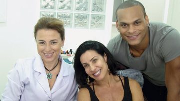 Scheila Carvalho e o marido, o cantor Toni Sales, tratam da saúde bucal com a dentista Patricia Galli, em SP. - -