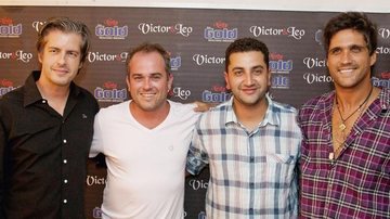 Após show em Curitiba, a dupla Victor e Leo, nas pontas, é parabenizada por Mac Lóvio Solek e Athayde Neto. - -