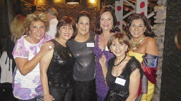 Amigas da época de escola, a RP Dudu Pacheco e as empresárias Zélia Camargo, Regina Bertin, Moema Michaelis e Claudia Farah se reúnem em clube de Londrina para matar a saudade. - -