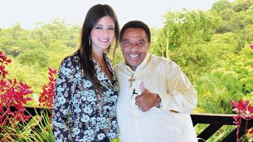 A bela apresentadora Stephanie Junqueira conversa com o cantor Agnaldo Timóteo para sua atração na RedeTV!. - -