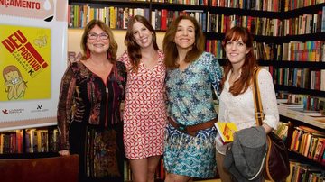 Betty Fromer parabeniza a autora Juliana Rosenthal na sessão de autógrafos de seu livro, prestigiada por Marisa Orth e Paula Weinfeld, em SP. - -