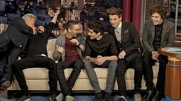 Dustin Hoffman rouba beijo de Niall Horan, do One Direction - Reprodução/ CBS