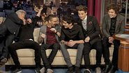 Dustin Hoffman rouba beijo de Niall Horan, do One Direction - Reprodução/ CBS