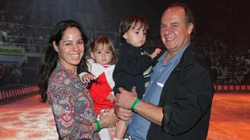 Paulo César Grande e Cláudia Mauro com os gêmeos Carolina e Pedro - Roberto Filho/AgNews