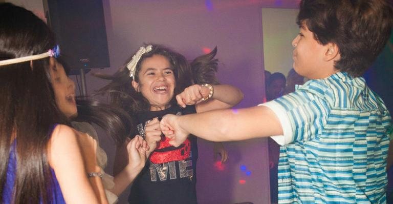 Maisa dança ‘Gangnam Style’ com Lucas em festa de aniversário do colega - Thalita Tavares