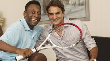 O ex-jogador ganha uma raquete de presente de Federer. - Agência de notícias Gilette Federer Tour e Paulo Pinto/Folhapress