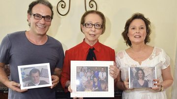 Marco, Fernanda Montenegro e Louise seguram porta-retratos com fotos do elenco de Doce de Mãe. - Paulo Mumia
