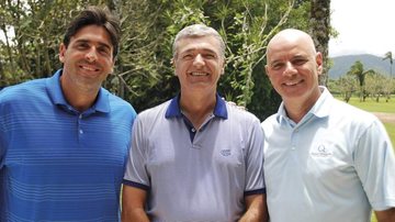 Giovane Gávio ganha homenagem em clube de golfe do Guarujá, SP, representado por Miguel Calmon Nogueira da Gama e Luiz França. - -